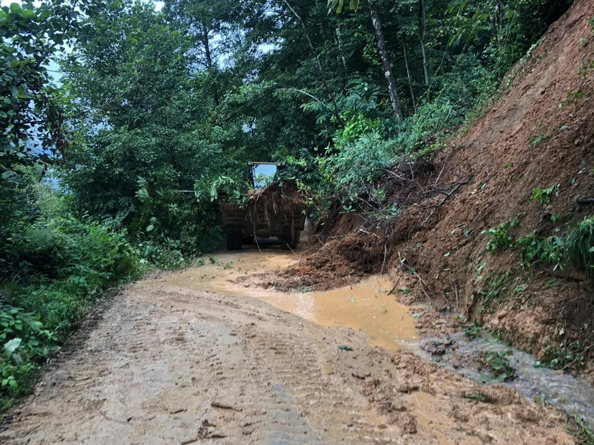 Rize'de yağışın ardından toprak kayması nedeniyle kapanan köy yolları ulaşıma açıldı